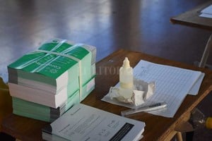 ELLITORAL_290401 |  Manuel Alberto Fabatía Puesto sanitario en la Terminal de Ómnibus  Manuel Belgrano , de la ciudad de Santa Fe