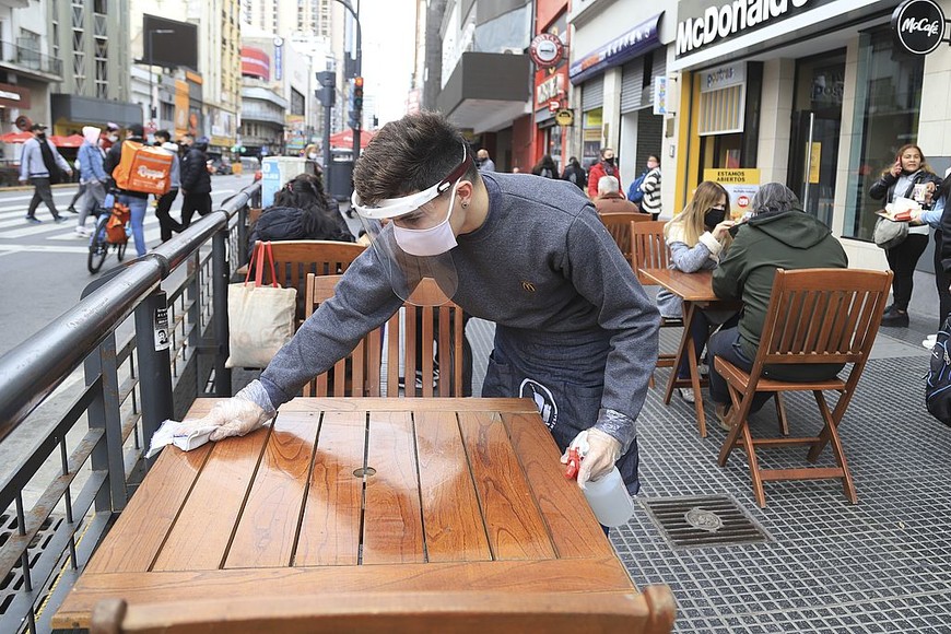 ELLITORAL_322960 |  NA zzzznacp2NOTICIAS ARGENTINAS BAIRES, AGOSTO 31: El gobierno porteño habilitó a los bares y restaurantes de la Ciudad para atender a clientes en terrazas y en patios, además de hacerlo en las veredas, respetando protocolos y las medidas de distanciamiento social. Foto NA: MARIANO SANCHEZzzzz