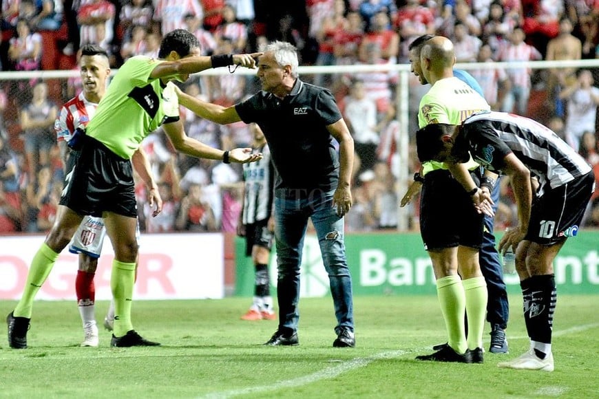 ELLITORAL_287146 |  Pablo Aguirre El momento en el que Echavarría le indica el camino de salida a Madelón, luego de increpar a Nahuel Viñas, el cuarto árbitro. Después, Madelón empujó al asistente antes de salir de la cancha. En el vestuario, le pidió disculpas por el exabrupto. Será informado.