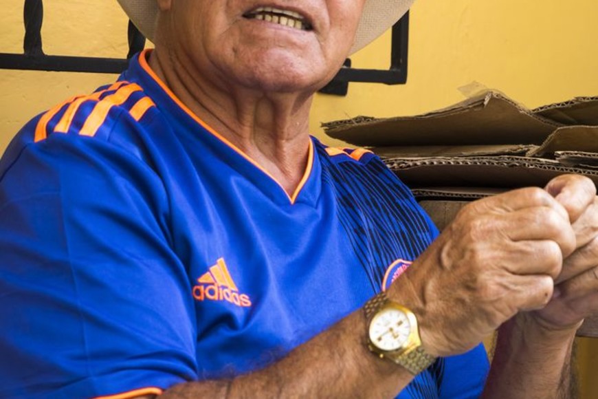 ELLITORAL_230883 |  DPA 21 noviembre 2018, Colombia, Medellin: Iván Hernández, de 81 años, uno de los fundadores del barrio "Pablo Escobar". En una colina de Medellín se encuentra una urbanización de amplias casas con jardín, suelos en baldosa y colores relucientes, donde habitan poco más de 16.000 personas que todavía hoy, 25 años después de la muerte de Pablo Escobar, recuerdan con religiosidad al capo que les brindó un techo a los "más necesitados".
(Vinculado al texto de dpa ""Pablo Escobar", el barrio que rinde culto al capo del narcotráfico" del 27/11/2018) Foto: Daniel Romero/dpa +++ dpa-fotografia +++