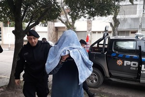 Agencia Reconquista Con el rostro cubierto y las manos esposadas, el comisario fue conducido a la sede judicial.