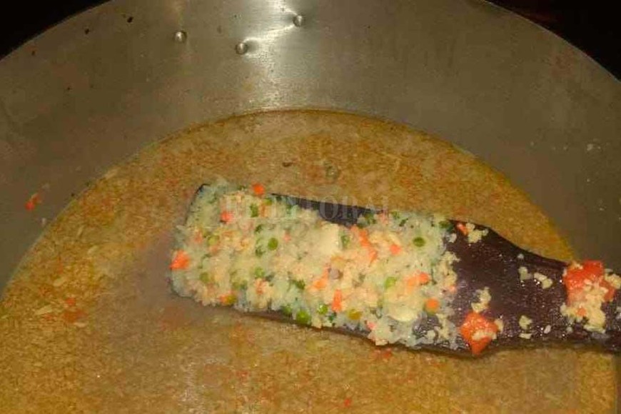 ELLITORAL_315584 |  Gentileza TRES BARRIOS SEMANALMENTE. La olla popular tiene lugar los jueves en Altos de Nogueras y los sábados en Punta Norte. Los miércoles también se hace, en un barrio distinto de la ciudad.