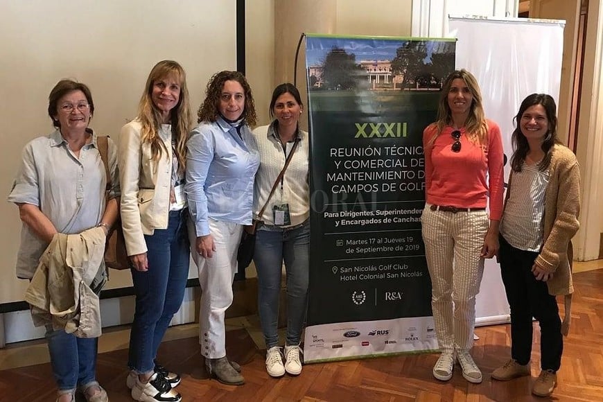 ELLITORAL_284609 |  Gentileza Gladys Hlavka (segunda de izquierda a derecha) y Vanina Martínez, son las dos únicas mujeres que tienen a su cargo canchas principales en Superliga.