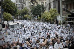 ELLITORAL_217203 |  Clarín El acto comenzó a las 9:53, hora exacta de la explosión, frente a la puerta de la institución, con la consigna  En tiempos de impunidad, hacer memoria es exigir justicia .