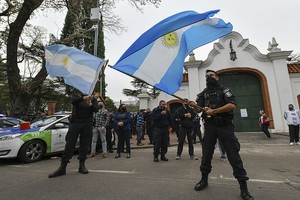 ELLITORAL_324522 |  JUAN VARGAS zzzznacp2NOTICIAS ARGENTINAS BAIRES SEPTIEMBRE 9: Policias de la provincia de Buenos Aires protestan frente a la residencia presidencial de Olivos. Foto NA: JUAN VARGASzzzz