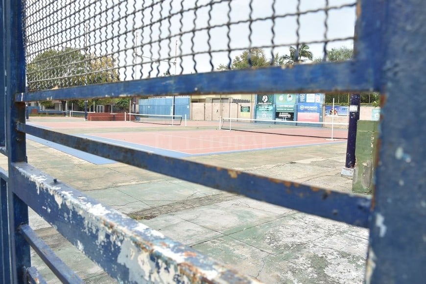 ELLITORAL_325226 |  Guillermo Di Salvatore Situación asfixiante. Una postal repetitiva de los últimos tiempos: los clubes cerrados, sin actividad, sin ingresos y con costos fijos vigentes.   La masa societaria de la mayoría de nuestras instituciones ha disminuido a menos de la mitad del padrón vigente en marzo 2020 , afirman los clubes.