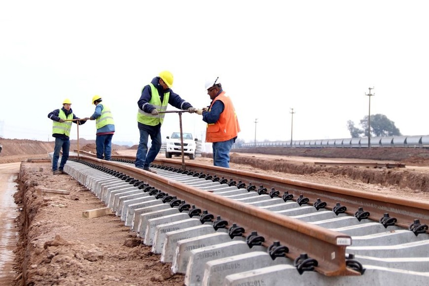 ELLITORAL_254758 |  Trenes Argentinos Carga Los tramos de nuevas vías ya han comenzado a instalarse. La playa de Oliveros contará con diez paralelas de hasta 2.700 metros.