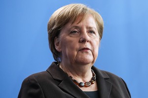ELLITORAL_292314 |  Xinhua (200322) -- BERLIN, 22 marzo, 2020 (Xinhua) -- Imagen de archivo del 19 de febrero de 2020 de la canciller alemana, Angela Merkel, asistiendo a una conferencia de prensa en Berlín, capital de Alemania. Merkel se puso en cuarentena después de que un doctor con el que tuvo contacto el viernes dio positivo al coronavirus, dijo el domingo Steffen Seibert, vocero del gobierno. (Xinhua/Shan Yuqi) (mm) (rtg)