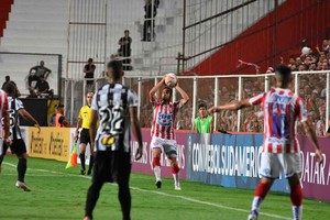Manuel Fabatía. Claudio Corvalán, un jugador que en silencio y con mucho esfuerzo se fue metiendo no sólo en la consideración del técnico sino también en el corazón de la gente.