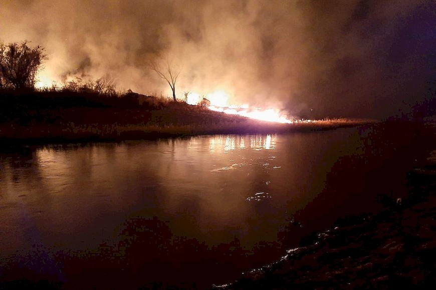 ELLITORAL_319108 |  Gentileza Los incendios forestales en Rincón, ocurrieron el mismo día que los de las islas entre Santo Tomé y Santa Fe.