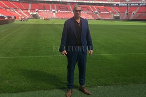 ELLITORAL_295588 |  Gentileza Pedro Aldave En el BayArena El mejor cierre del fichaje más  ruidoso  de los últimos años en el balompié criollo: Pedro Aldave posando en la hierba del BayArena, el estadio donde ahora grita los goles Lucas Nicolás Alario. El BayArena está enclavado en la ciudad alemana de Leverkusen y el Bayer hace de local allí en la Bundesliga desde el año 1958.