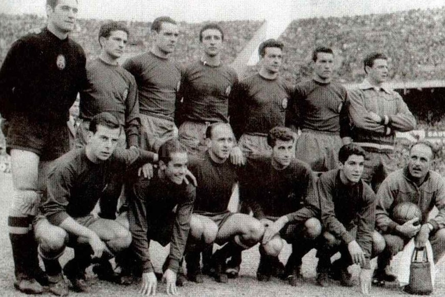 ELLITORAL_315775 |  Archivo El  Nene , la figura. Argentina venció a España 2-0 jugando un gran partido, luego de varios años de bajo rendimiento en el plano internacional. José Francisco Sanfilippo, el máximo goleador de aquel momento de nuestro fútbol, conquistó los dos tantos albicelestes. En la foto, el segundo, definiendo ante la salida del arquero Ramallets.