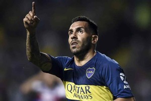 Gentileza Si juega y hace un gol. Ya se sabe a quién se lo dedicará Carlos Tevez. Su padre murió la semana pasada y el  Apache  lo sintió muchísimo.