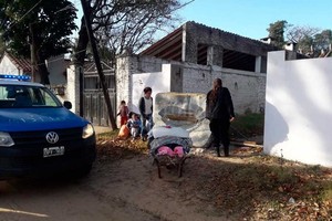 ELLITORAL_324482 |  Gentileza En Rincón dos mujeres con bebés se metieron en una propiedad. Tras negociar con la policía y funcionarios locales amenazaron que si no solucionaban su problema  iban a volver .
