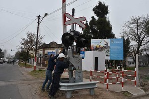 ELLITORAL_314924 |  Guillermo Di Salvatore Reparaciones. Luego del accidente ocurrido en la madrugada, este martes por la mañana había en el lugar operarios realizando tareas sobre la barrera.