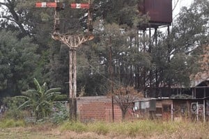 Flavio Raina Irregular. Entre los  esqueletos  de lo que supo ser la estructura ferroviaria de la Belgrano, hace más de tres décadas que se vienen levantando casas en terrenos fiscales.