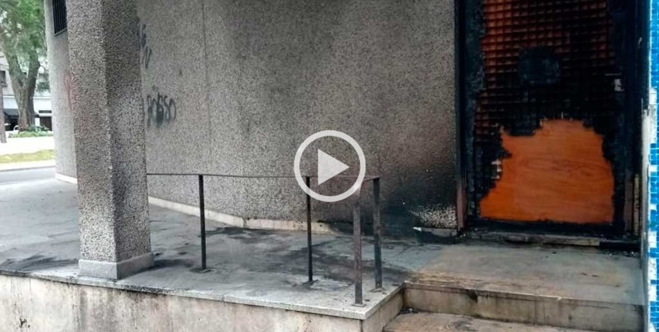 Video: quemaron parte de la fachada del Correo