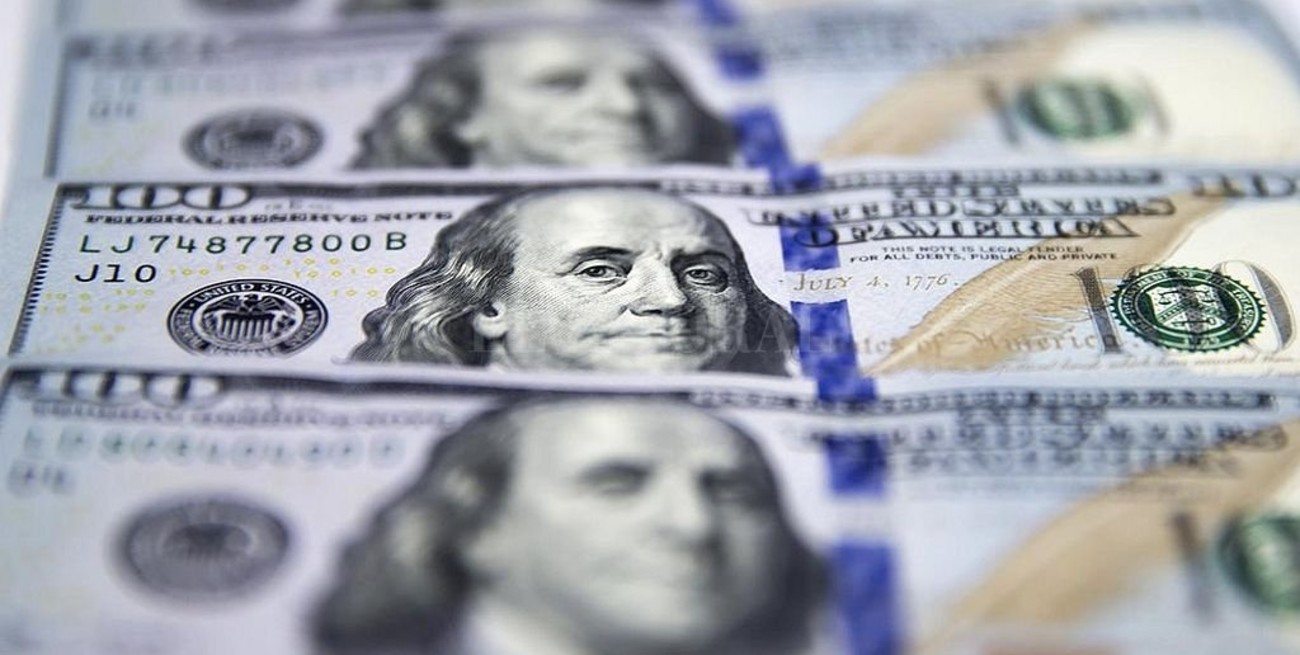Leve descenso del dólar, que cerró en $ 43,71 