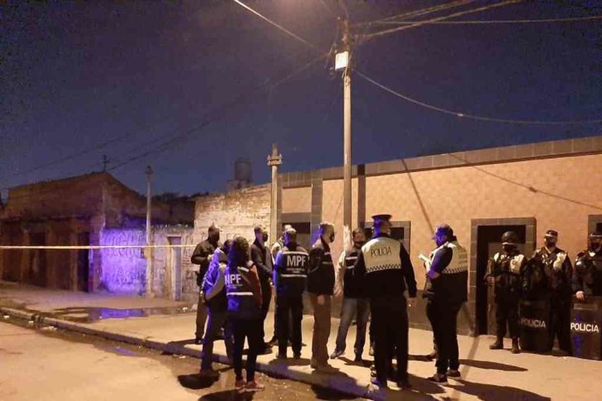 ELLITORAL_318730 |  Gentileza Policías y autoridades judiciales en el lugar del asesinato ocurrido durante la madrugada de este lunes.