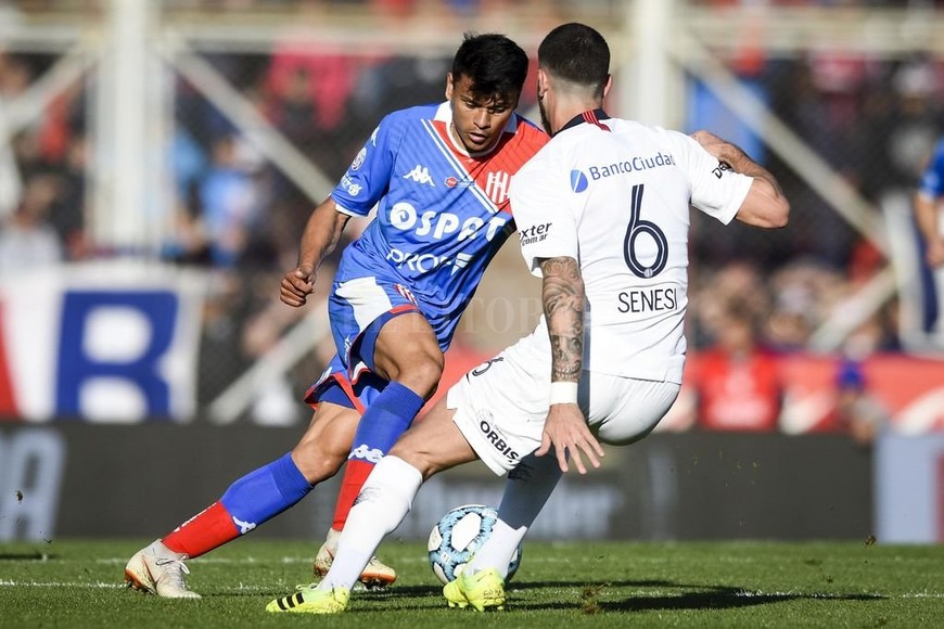 ELLITORAL_260765 |  Marcelo Endeli Walter Bou intenta eludir la marca de Senesi, quien jugó su último partido con la camiseta de San Lorenzo. El defensor fue transferido al Feyenoord de Holanda, que pagó casi 8 millones de euros por el 80 por ciento.