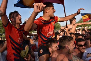ELLITORAL_273576 |  Luis Cetraro Con mucha altura. La gente ingresó a la cancha para acompañar al plantel en la vuelta olímpica que parecía no tener fin.