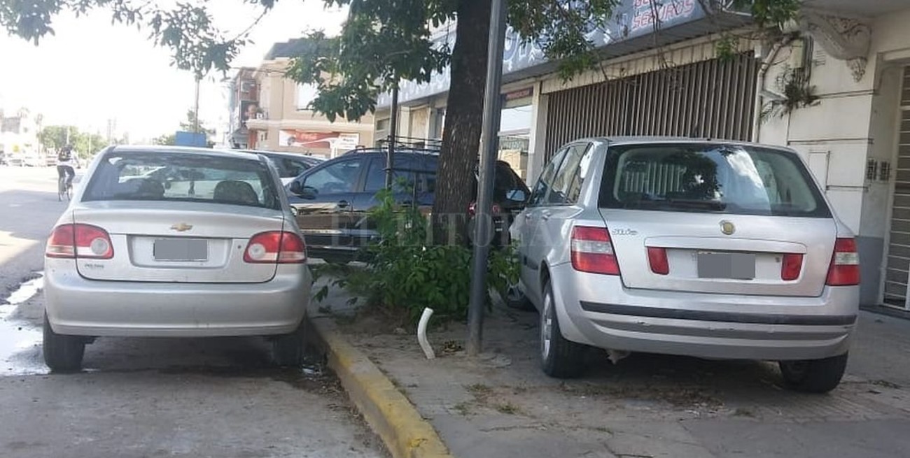 Ni parada de colectivos, ni vereda: estacionamiento privado