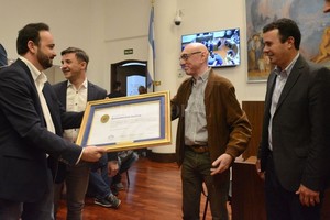 ELLITORAL_263168 |  Gentileza Concejo Municipal El dramaturgo, actor y director que desarrolló obras representativas del teatro santafesino como  El clásico binomio , recibió la distinción de manos de los concejales.