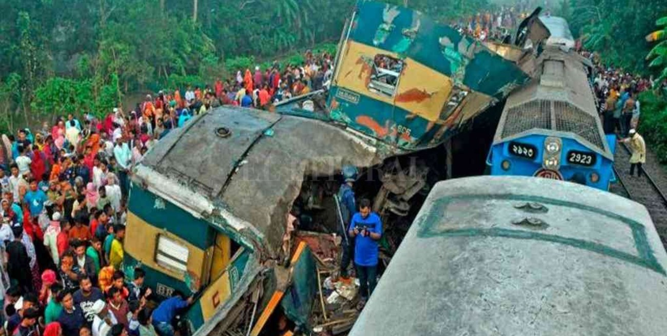 Al menos 16 muertos y 58 heridos por un choque de trenes en Bangladesh
