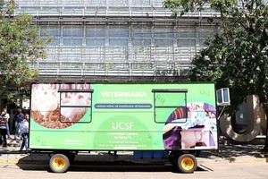 La UMEV puede trasladarse a frigoríficos de bovinos y porcinos, establecimientos ganaderos privados, feed lots, tambos, galpones de aves carniceras y ponedoras, áreas de requerimientos de promotores sanitarios, entre otros.