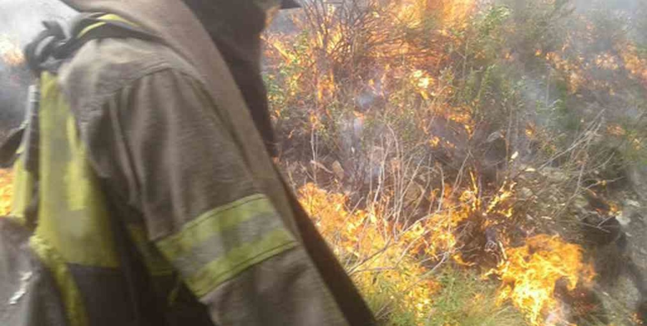 Un incendio en altura se extiende en el norte de San Luis