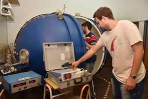 Flavio Raina La esfera integradora de Ulbricht, un equipo de importantes dimensiones donde integrantes del laboratorio realizan los ensayos de eficiencia de lámparas led.