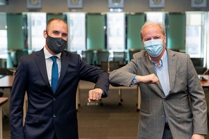 Twitter Axel van Trotsenburg, director Gerente de Operaciones del Banco Mundial, compartió una foto junto al ministro de Economía argentino.