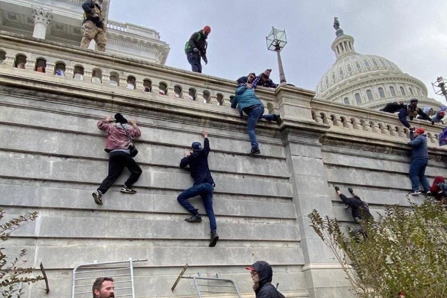 ELLITORAL_348288 |  Agencia Manifestantes utilizan las vallas para trepar los muros del Capitolio