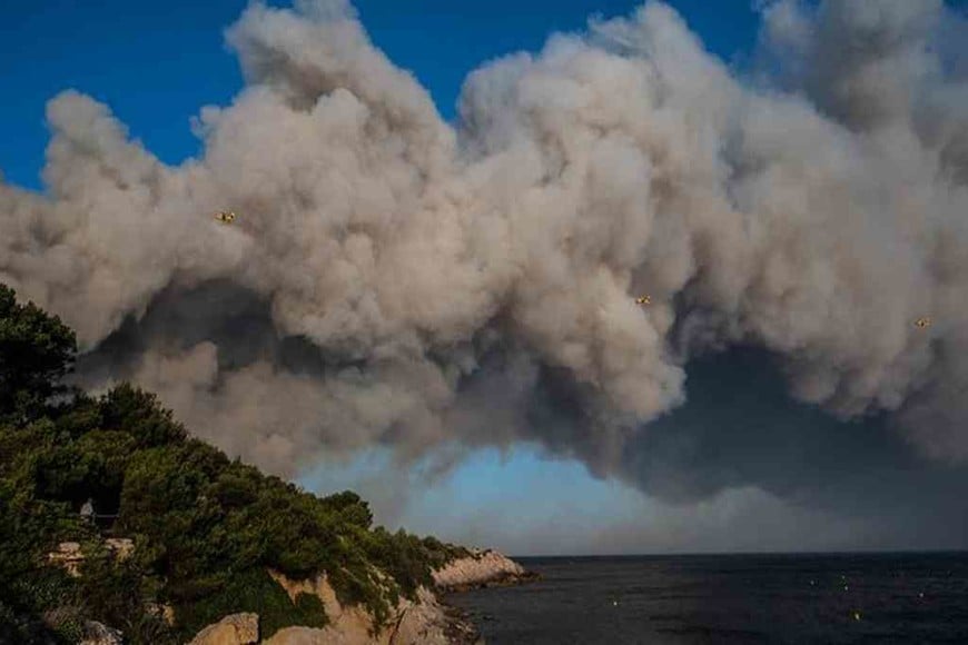 Al menos 2.700 evacuados en un incendio en el sur de Francia
