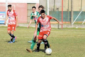 Archivo El fútbol de la Liga Santafesina, con la ilusión que genera su regreso, volverá el próximo 21 de marzo en la máxima categoría. El ascenso, deberá esperar una semana más.