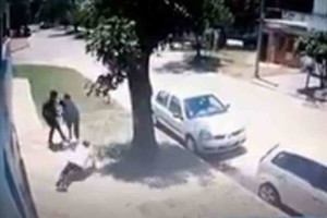 ELLITORAL_338755 |  Captura de video Madre e hija caminaban en dirección a la casa de un familiar, cuando fueron violentamente abordadas para quitarles una cartera.