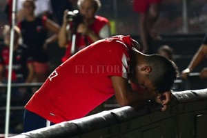 Archivo El Litoral Festejo doloroso. Leandro Fernández le marcó (de penal) un gol a Colón y frente a él tenía la bandera con el rostro de David, el hermano fallecido trágicamente.