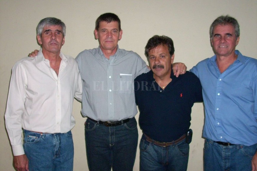 ELLITORAL_306224 |  Archivo El Litoral Los hermanos Zanabria (Ramón y Mario) en los dos costados, con el  Patón  Rossi e Hilario Bravi en el medio. Los Zanabria formaron parte del plantel que ascendió en 1968.