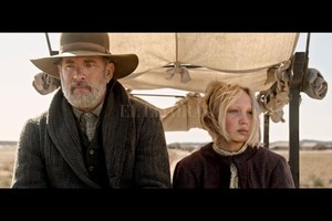 Universal Pictures, Netflix Tom Hanks encarna al capitán Jefferson Kidd, quien recorre el Oeste para leer noticias en los pueblos. Un día, su rutina se modifica cuando debe ayudar a una niña huérfana (Helena Zengel).