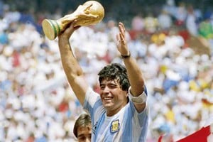 ELLITORAL_346150 |  El Grafico MEXICO CITY, MEXICO - JUNE 29: Diego Maradona of Argentina holds the World Cup trophy after defeating West Germany 3-2 during the 1986 FIFA World Cup Final match at the Azteca Stadium on June 29, 1986 in Mexico City, Mexico. (Photo by Archivo El Grafico/Getty Images)