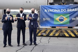 ELLITORAL_355835 |  Captura digital El gobernador paulista Joao Doria (centro) y el titular del Instituto Butantan, Dimas Covas (a su izquierda), en la recepción de los insumos provenientes de China.