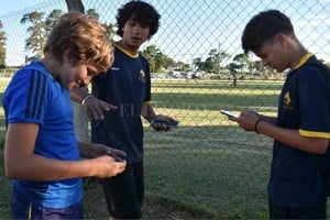 Manuel Fabatía En la cancha y momentos previos al inicio de un partido. Contacto, diálogos y videos. Agradecemos al coordinador del fútbol de El Quillá que ordenó y permitió que los chicos participaran de la producción fotográfica.