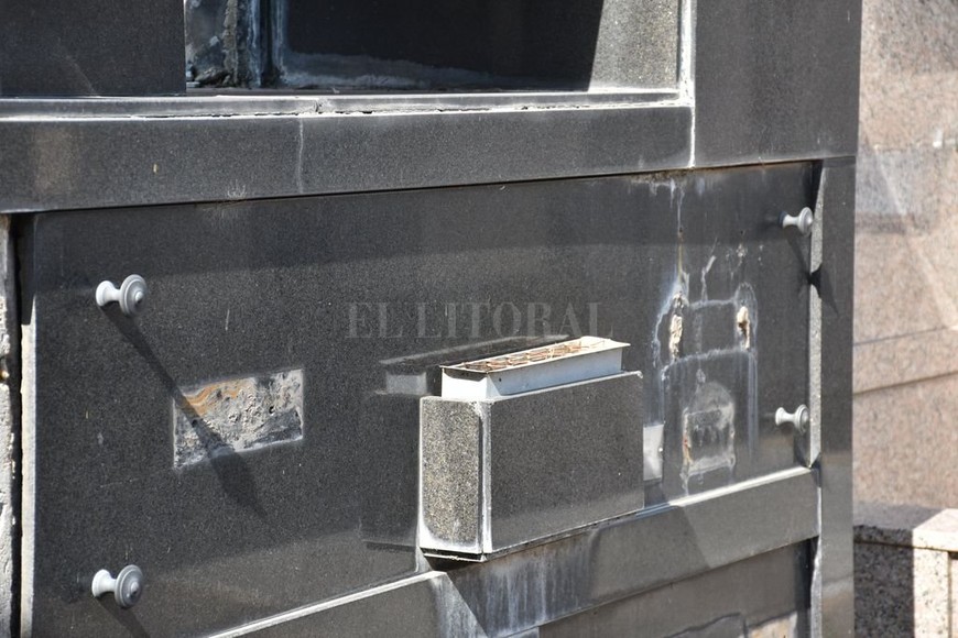 ELLITORAL_311795 |  Mauricio Garín Ausencia. Aquí había placas recordatorias de los difuntos, se las llevaron.