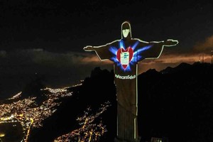 EFE El Cristo Redentor de Río de Janeiro luce una máscara proyectada en su rostro para concienciar a la población de la importancia de su uso durante la pandemia de coronavirus.