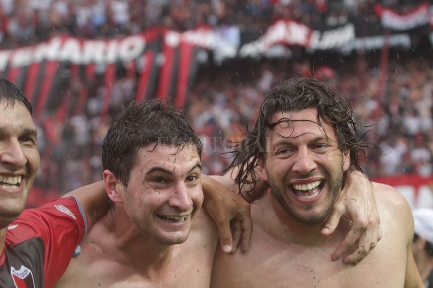ELLITORAL_342495 |  Manuel Fabatia Alario y Brown festejan en la cancha