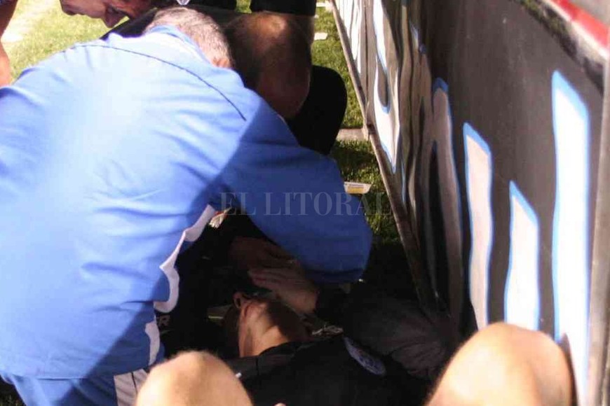 ELLITORAL_326455 |  Luis Cetraro El momento en el que se acercan algunos jugadores y auxiliares a atender a Herrero, que yace en el piso.