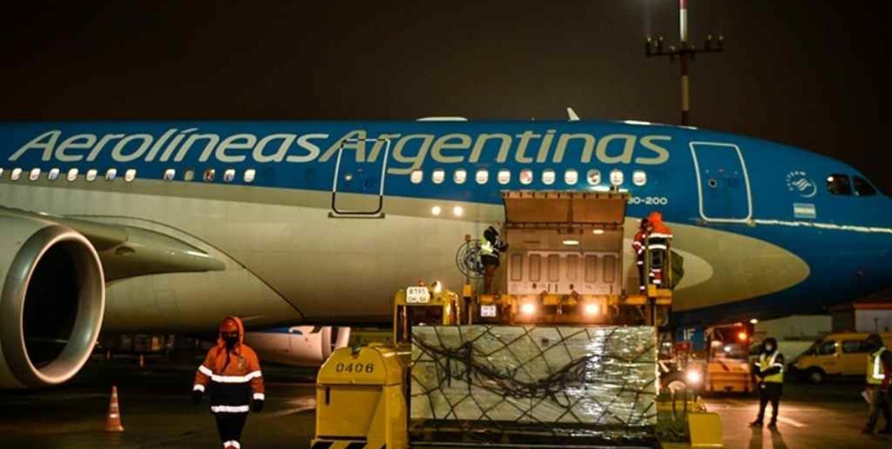 Parte el décimo vuelo de Aerolíneas Argentinas a Moscú para buscar vacunas 
