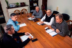 ELLITORAL_252226 |  Gentileza Traferri y Busatto, junto a Rubén Michlig, Alcides Calvo y Roberto Mirabella. El equipo del PJ para la mesa de transición.