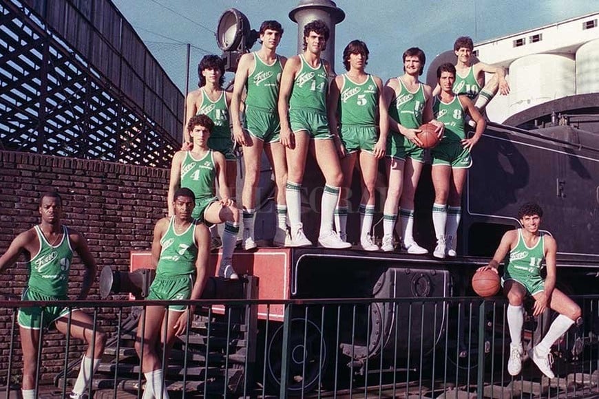 ELLITORAL_254057 | Archivo El Litoral Ferro Carril Oeste, en tiempos de esplendor institucional, fue el primer campeón que tuvo la Liga Nacional en 1985. Unión de Santa Fe tuvo una gran actuación en ese certamen y culminó en el sexto puesto (tendría que haber salido quinto pero le quitaron los puntos del partido con San Andrés por mala inclusión de los extranjeros).