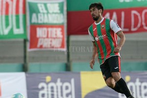 Gentileza El País de Montevideo El Chelo Estigarribia con su nueva camiseta, la de Deportivo Maldonado de Uruguay. El volante paraguayo estaba deseoso de quedarse en Colón, pero la dirigencia optó por no extender el vínculo que culminó el 30 de junio pasado.